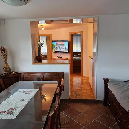 Yellow House Javornik Vakantiehuis *