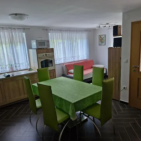 Yellow House Javornik Vakantiehuis *