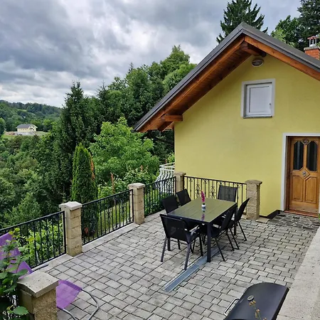 Yellow House Javornik * Store